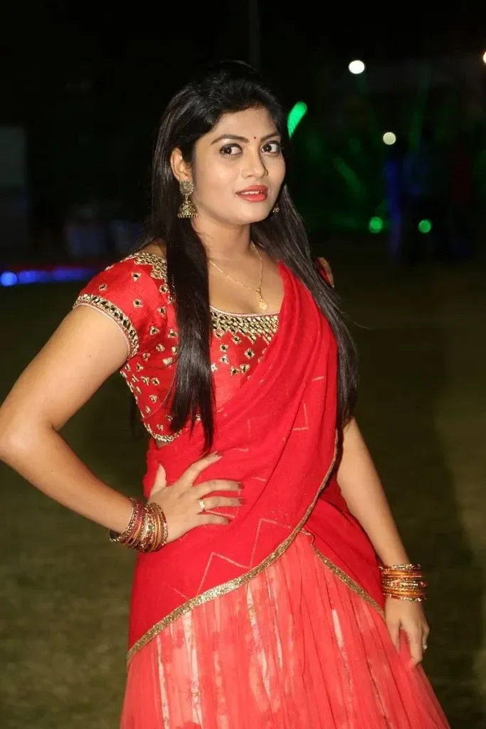 Glamorous Indian Girl Soumya Images In Red Saree